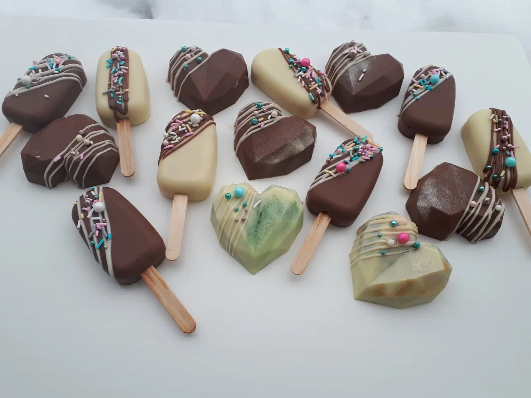Chocolate and pastel cakesicles with heart cake pops