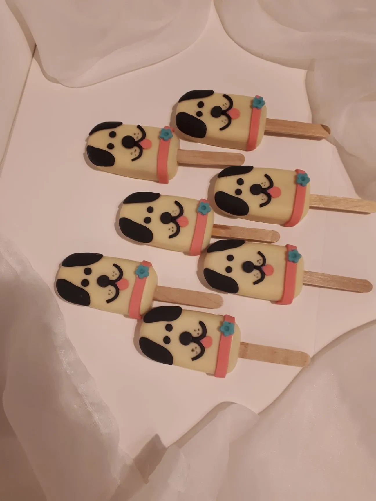 Cakesicles decorated as puppy faces