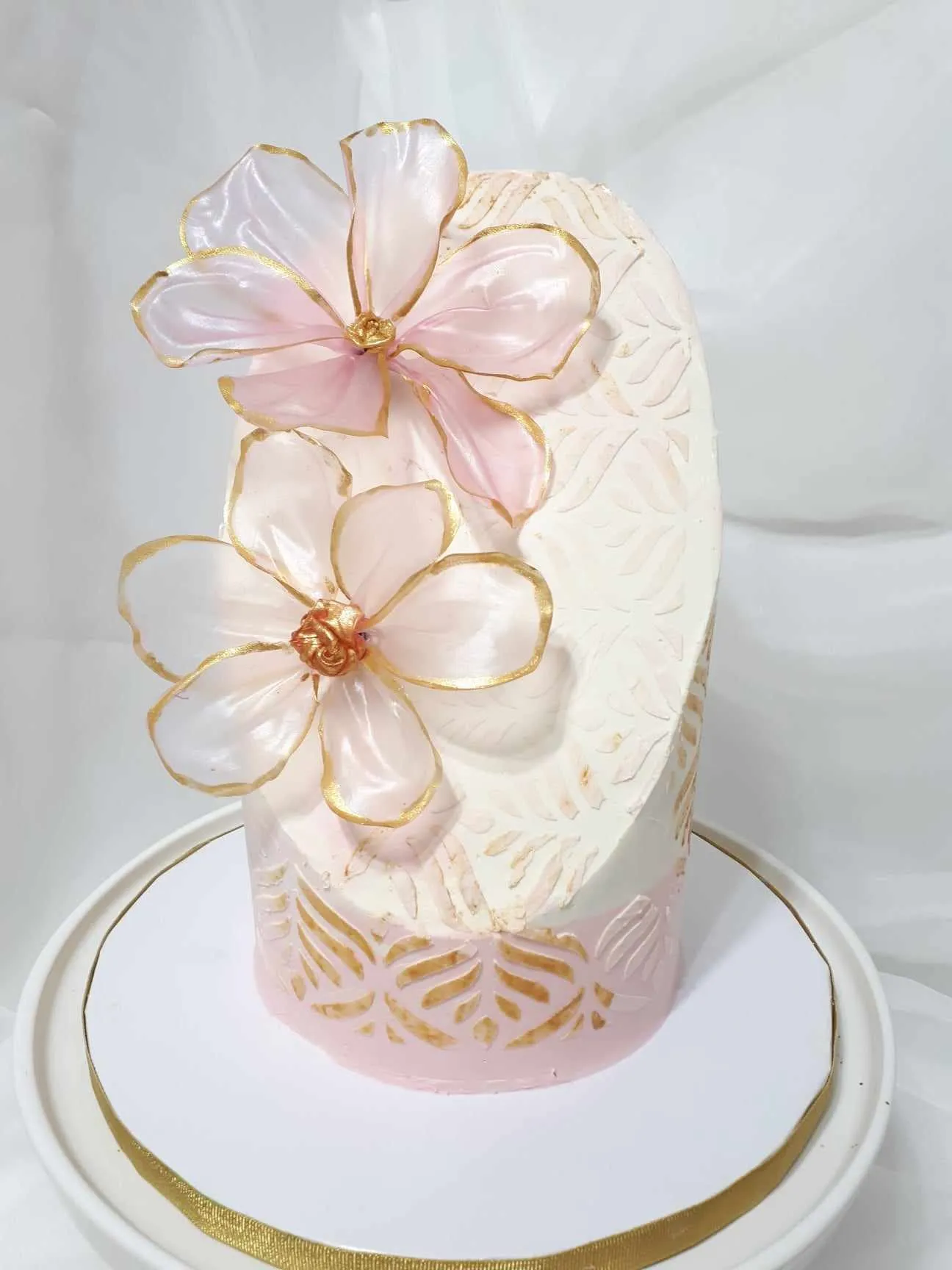 White wedding cake with a large pink sugar flower