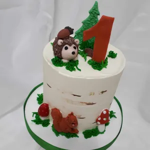 Gâteau de premier anniversaire avec un hérisson et des champignons